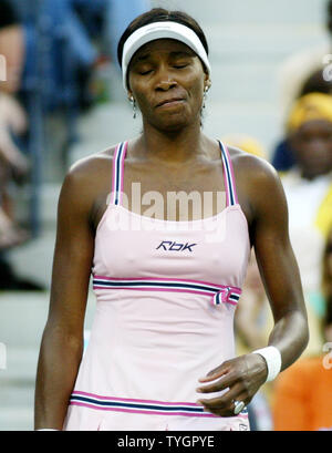 Venus Williams sieht in ihrer geraden Sätzen Verlust zu Lindsay Davenport bei Tag 8 Aktion bei den US Open in Flushing, New York am 6. September 2004 frustriert. (UPI Foto/John angelillo) Stockfoto