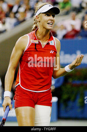 Elena Dementieva von Russland reagiert nach dem Verlust von einem Punkt zu Svetlana Kuznetsova, auch Russisch, der fortfuhr, zu schlagen, ihr 6-3, 7-5 in der Meisterschaft der Frauen Match des 2004 US Open am National Tennis Center vom 11. September 2004 in Flushing Meadows in New York City. Dies ist das erste Mal, zwei Russen im US Open Finale konkurrierten. (UPI Foto/Monika Graff) Stockfoto