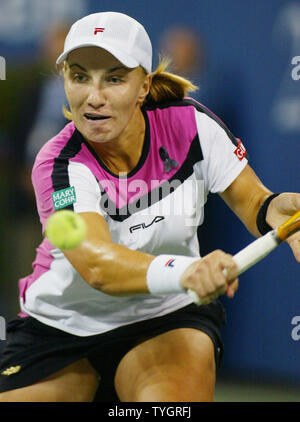 Svetlana Kuznetsova der Russischen liefert die Volley an Elena Dementieva, die auch Russisch ist, und geht auf zu schlagen, ihr 6-3, 7-5 für die Frauen-WM-Titel der 2004 US Open am National Tennis Center vom 11. September 2004 in Flushing Meadows in New York City. Dies ist das erste Mal, zwei Russen im US Open Finale konkurrierten. (UPI Foto/Monika Graff) Stockfoto