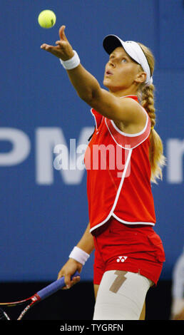 Elena Dementieva von Russland stellt ein zu Svetlana Kuznetsova dienen, auch Russisch, das ging an zu schlagen Ihr 6-3, 7-5 in der Meisterschaft der Frauen Match des 2004 US Open am National Tennis Center vom 11. September 2004 in Flushing Meadows in New York City. Dies ist das erste Mal, zwei Russen im US Open Finale konkurrierten. (UPI Foto/Monika Graff) Stockfoto