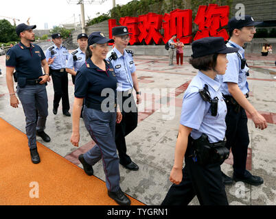 Shanghai. 26 Juni, 2019. Chinesische und Italienische Polizisten Patrol unter dem Oriental Pearl Tower in der East China Shanghai, 26. Juni 2019. Italienische Polizisten am Montag begann patrouillieren Sehenswürdigkeiten in China, mit ihren lokalen Partnern, nach einer Einführung in Peking statt. Die gemeinsame Patrouille, die dritte Übung zwischen chinesischen und italienischen Polizei in China, sie dauert bis zum 5. Juli in vier Städten: Peking, Shanghai, Chongqing und Guangzhou. Credit: Ventilator Jun/Xinhua/Alamy leben Nachrichten Stockfoto