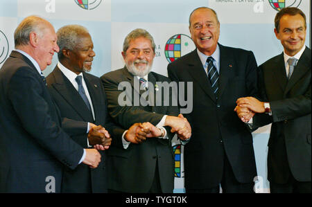 Richard Lagos Escobar, Links, Präsident von Chile, Generalsekretär Kofi Annan, die zweite links, Brasiliens Präsident Luis Inacio Lula da Silva, Mitte, Jacques Chirac, zweite rechts, Präsident von Frankreich und Spains' Präsident Jose Luis Rodriguez Zapatero posieren für die Fotografen vor dem Start der Aktion gegen Hunger und Armut Gipfel bei den Vereinten Nationen am 20. September 2004 in New York City. (UPI Foto/Monika Graff Stockfoto