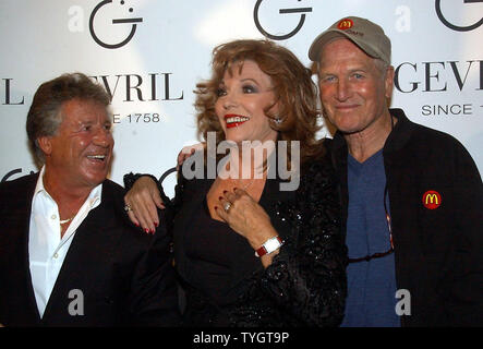 Schauspielerin Joan Collins verbindet Schauspieler Paul Newman und Rennfahrer Mario Andretti (Links) zu promo Gevril Start der neuen Zeit Stück Serenade an Sept. 28, 2004 in der New Yorker Tourneau Time Machine. (UPI Foto/Ezio Petersen) Stockfoto