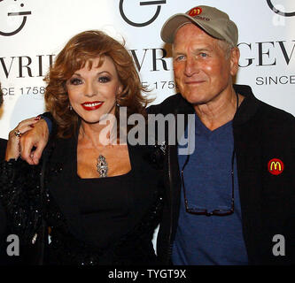 Schauspielerin Joan Collins verbindet Schauspieler Paul Newman zu promo Gevril Start der neuen Zeit Stück Serenade an Sept. 28, 2004 in der New Yorker Tourneau Time Machine. (UPI Foto/Ezio Petersen) Stockfoto