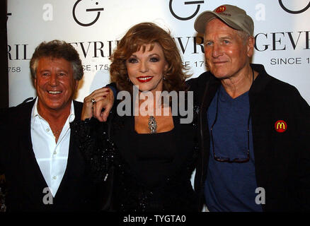 Schauspielerin Joan Collins verbindet Schauspieler Paul Newman und Rennfahrer Mario Andretti (Links) zu promo Gevril Start der neuen Zeit Stück Serenade an Sept. 28, 2004 in der New Yorker Tourneau Time Machine. (UPI Foto/Ezio Petersen) Stockfoto