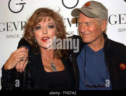 Schauspielerin Joan Collins verbindet Schauspieler Paul Newman zu promo Gevril Start der neuen Zeit Stück Serenade an Sept. 28, 2004 in der New Yorker Tourneau Time Machine. (UPI Foto/Ezio Petersen) Stockfoto