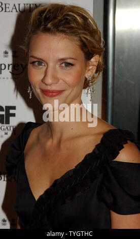 Schauspielerin Claire Danes nimmt am Okt. 4, 2004 New York Premiere von Ihrem neuen Film tage Schönheit", die auch stars Billy Crudup ihrem gegenwärtigen Freund. (UPI Foto/Ezio Petersen) Stockfoto