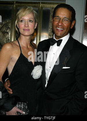 Bryant Gumbel und Frau posieren für Fotos an die Alzheimer's Association Rita Hayworth Gala im Waldorf Astoria Hotel in New York am 5. Oktober 2004. (UPI Foto/Laura Cavanaugh) Stockfoto