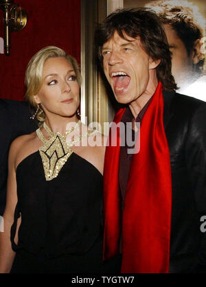 Schauspielerin Jane Krakowski wirft mit Schauspieler und Sänger Mick Jagger, die auf dem Film Soundtrack zu ihrem neuen Film "Alfie" führt am 18.Oktober 2004 New York Film Premiere von "Alfie" (UPI Foto/Ezio Petersen) Stockfoto