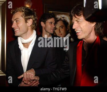 Schauspieler Jude Law wirft mit Schauspieler und Sänger Mick Jagger, die auf dem Film Soundtrack von Recht neuen Film "Alfie" führt am 18.Oktober 2004 New York Film Premiere von "Alfie" (UPI Foto/Ezio Petersen) Stockfoto