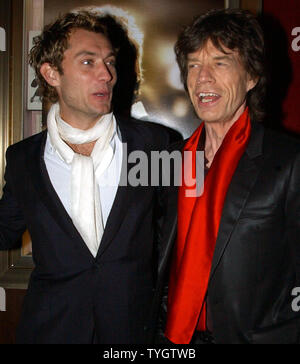 Schauspieler Jude Law wirft mit Schauspieler und Sänger Mick Jagger, die auf dem Film Soundtrack von Recht neuen Film "Alfie" führt am 18.Oktober 2004 New York Film Premiere von "Alfie" (UPI Foto/Ezio Petersen) Stockfoto