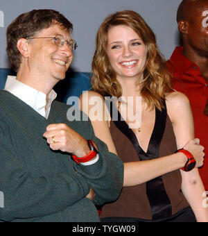 Schauspielerin Mischa Barton und Microsoft Chairman Bill Gates die Uhren zeigen Sie am Okt. 20, 2004 New York Pressekonferenz Einführung Swatch und Microsoft Launch eines neuen Watch line 'Paparazzi' entworfen, um den Träger am Rande der digitalen Informationen Welle halten. (UPI Foto/Ezio Petersen) Stockfoto