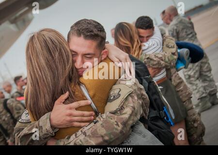 FORT WORTH, Texas (Nov. 9, 2016) 301 Fighter Wing Flieger zurück nach Hause nach einer dreimonatigen Einsatz zur Unterstützung der Operation, die die Freiheit des Sentinel. Piloten und Betreuer als nur dedizierte Fighter squadron in Afghanistan bereitgestellt. Betrieb die Freiheit des Sentinel zielt darauf ab, die Sicherheit und die Stabilität in der Region zu erhalten. Stockfoto