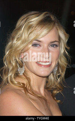 Schauspielerin Kate Winslet stellt am Okt. 25, 2004 New York Premiere für ihren neuen Film "Neverland", die im Brooklyn Museum in New York gehalten wurde. (UPI Foto/D. Van) Stockfoto