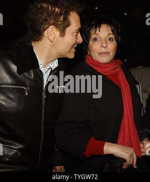 Schauspielerin Liza Minnelli, begleitet von Sänger Michael Feinstein laufen in den Medien an der 42nd Street für den 28.Oktober 2004 Öffnung nacht Leistung für "12 Angry Men" an der American Airlines Theater. (UPI Foto/Ezio Petersen) Stockfoto