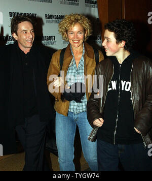 Schauspieler Martin Kurze escorts Schauspielerin Amy Irving und ihr Sohn Gabriel zum Okt. 28, 2004 Opening Night Party für das Spiel "12 Angry Men", die in der American Airlines Theater eröffnet. (UPI Foto/Ezio Petersen) Stockfoto