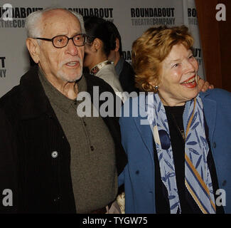 Schauspieler Eli Wallach begleitet seine Frau, die Schauspielerin Anne Jackson zu der Oktober 28, 2004 Opening Night Party für das Spiel "12 Angry Men", die in der American Airlines Theater eröffnet. (UPI Foto/Ezio Petersen) Stockfoto