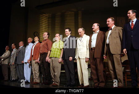 Die Darsteller für die Broadway Spiel "zwölf Geschworenen" ihre Okt. 28, 2004 Opening Night Curtain Call Bug an der American Airlines Theater. (UPI Foto/Ezio Petersen) Stockfoto