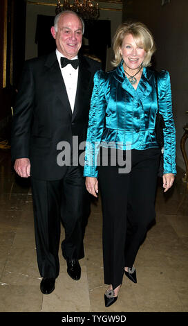 Candice Bergen und mann Marshall Rose posieren für Fotos am lebendigen Wahrzeichen Feier 2004 im Plaza Hotel in New York am 3. November 2004. (UPI Foto/Laura Cavanaugh) Stockfoto