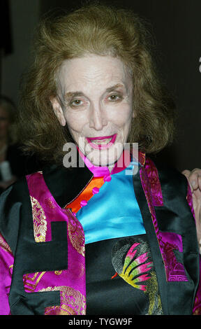 Helen Gurley Brown stellt für Bilder aus den lebendigen Wahrzeichen Feier 2004 im Plaza Hotel in New York am 3. November 2004. (UPI Foto/Laura Cavanaugh) Stockfoto