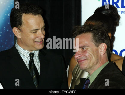 Schauspieler Tom Hanks, Peter Scolari, ein Gespräch, während für Fotos posiert während der Polar Express Premiere auf der Ziegfeld Theater am 8. November 2004. (UPI Foto/John angelillo) Stockfoto