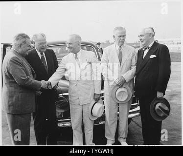 Präsident Truman sieht aus Staatssekretär George Marshall und zwei Delegierten auf National Airport in Washington, D.C., wie sie für Brasilien lassen Sie das Rio de Janeiro Konferenz der Außenminister zu besuchen. L bis R: Brasilianische Botschafter Carlos Martins, Warren Austin, US-Vertreter bei den Vereinten Nationen, Präsident Truman, Außenminister Marshall und Sen. Arthur Vandenberg. Stockfoto