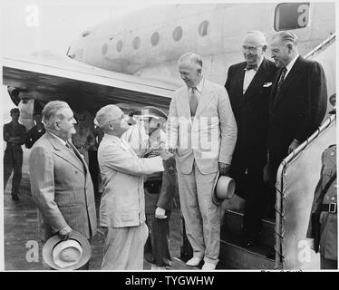 Präsident Truman sieht aus Staatssekretär George Marshall und zwei anderen Delegierten, wie Sie National Airport in Washington, DC für Brasilien lassen Sie das Rio de Janeiro Konferenz der Außenminister zu besuchen. L bis R: Carlos Martins, den brasilianischen Botschafter in die US Präsident Truman, Außenminister Marshall, Sen. Arthur Vandenberg, und Warren Austin, US-Vertreter bei den Vereinten Nationen. Stockfoto