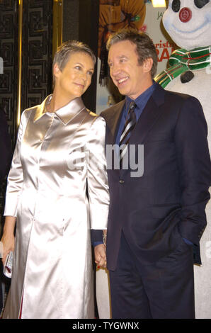 Jamie Lee Curtis und Tim Allen posieren für die Fotografen bei der Weltpremiere von "Weihnachten mit der kranks' am 15. November 2004 in der Radio City Music Hall in New York City. (UPI Foto/Robin Platzer) Stockfoto