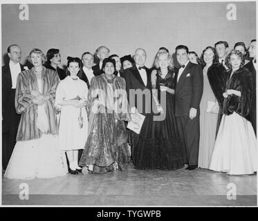 Präsident Truman wirft mit Darsteller auf der Eröffnungs-Gala im National Guard Armory in Washington, DC Lena Horne Dritter von links ist, Margaret O'Brien ist vierter von links, George Jessel ist fünfte von links. Alice Faye ist rechts von Präsident Truman. Stockfoto
