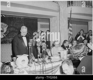 Präsident Truman am Mikrofon am Abendessen zu Ehren ihn und Vice President Alben Barkley an die Mayflower Hotel in Washington, DC Frau Truman ist dritter von links; Margaret Truman ist 5. von links. Stockfoto