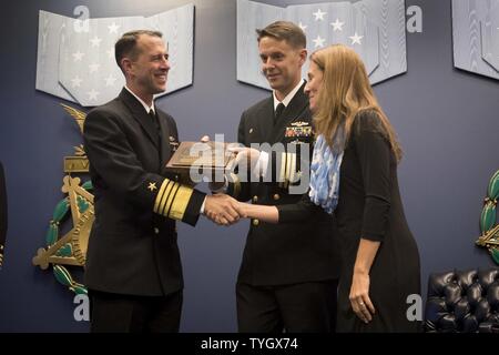 ARLINGTON, Virginia (Nov. 9, 2016) Chef der Naval Operations (CNO) Adm. John Richardson leitet die 2016 Vice Adm. James Bond Stockdale Führung Preisverleihung im Pentagon Halle der Helden. Empfänger sind in diesem Jahr die Cmdr. Ken Kleinschnittger, atlantische Flotte, und Cmdr. Gary Montalvo, Pazifik Flotte. Stockfoto