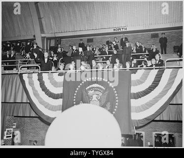 Präsident Truman Wellen zu der Masse von den Zuschauertribünen in der konstituierenden Gala im National Guard Armory in Washington, DC, seine Frau, Bess Truman, und Tochter Margaret Truman sind neben ihm sitzt. Stockfoto