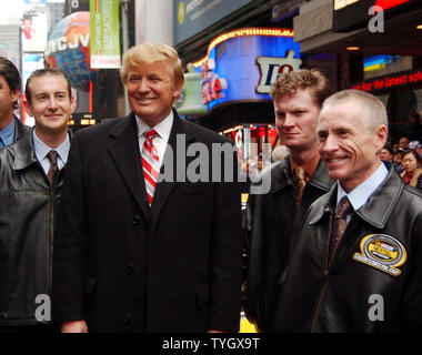 2004 NASCAR Nextel Cup Series Champion Kurt Busch wirft mit real estate Mogul Donald Trump und Treiber Dale Earnhardt Jr. und Mark Martin (von links nach rechts) auf 12/2/04 Vor der Fahrt eine "Ehrenrunde" durch die New Yorker Times Square Gegend der Eröffnungs-NASCAR Nextell Cup zu feiern. (UPI Foto/Ezio Petersen) Stockfoto