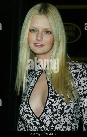 Lydia Hearst kommt für die Premiere von "Jenseits des Meeres" an der Ziegfeld Theater in New York am 8. Dezember 2004. (UPI Foto/Laura Cavanaugh) Stockfoto