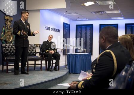 ARLINGTON, Virginia (Nov. 9, 2016) 2016 Pazifik Flotte Empfänger der Vice Admiral James Bond Stockdale Award, Cmdr. Gary Montalvo, dank seiner Familie während einer Zeremonie im Pentagon Halle der Helden. Cmdr. Ken Kleinschnittger ist der Atlantik Flotte Stockade Preisträger. Stockfoto