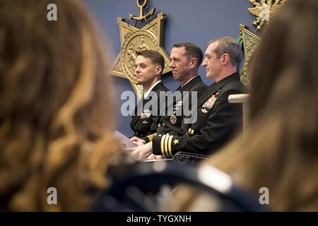 ARLINGTON, Virginia (Nov. 9, 2016) Chef der Naval Operations (CNO) Adm. John Richardson leitet die 2016 Vice Adm. James Bond Stockdale Führung Preisverleihung im Pentagon Halle der Helden. Empfänger sind in diesem Jahr die Cmdr. Ken Kleinschnittger, atlantische Flotte, und Cmdr. Gary Montalvo, Pazifik Flotte. Stockfoto