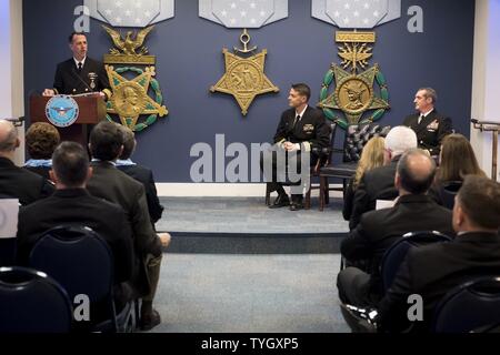 ARLINGTON, Virginia (Nov. 9, 2016) Chef der Naval Operations (CNO) Adm. John Richardson leitet die 2016 Vice Adm. James Bond Stockdale Führung Preisverleihung im Pentagon Halle der Helden. Empfänger sind in diesem Jahr die Cmdr. Ken Kleinschnittger, atlantische Flotte, und Cmdr. Gary Montalvo, Pazifik Flotte. Stockfoto