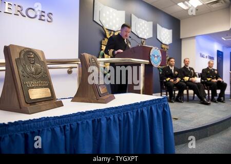 ARLINGTON, Virginia (Nov. 9, 2016) Chef der Naval Operations (CNO) Adm. John Richardson leitet die 2016 Vice Adm. James Bond Stockdale Führung Preisverleihung im Pentagon Halle der Helden. Empfänger sind in diesem Jahr die Cmdr. Ken Kleinschnittger, atlantische Flotte, und Cmdr. Gary Montalvo, Pazifik Flotte. Stockfoto