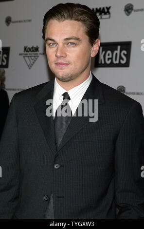 Leonardo DiCaprio kommt für die Premiere von "Aviator" an der Ziegfeld Theater in New York am 14. Dezember 2004. (UPI Foto/Laura Cavanaugh) Stockfoto