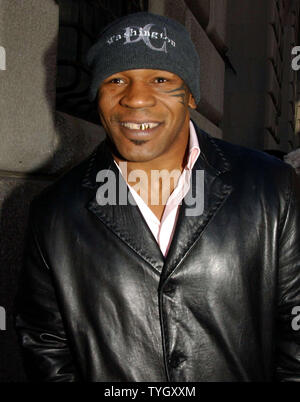 Der ehemalige Boxweltmeister Mike Tyson kommt an Brooklyn Strafgerichtshofs am 12/15/04 seiner Verurteilung auf assualt Gebühren zu vervollständigen. Der Fall wurde mit Tyson abgeschlossen haben, gemeinnützige Arbeit geschlossen. (UPI Foto/Ezio Petersen) Stockfoto