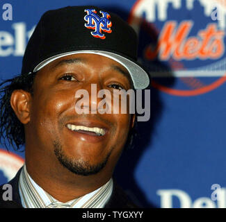 Ehemalige Boston Red Sox Pitcher Pedro Martinez Fischerstechen mit den Medien auf das Shea Stadium während eines 12/16/04 Pressekonferenz, wo er offiziell die New York Mets Baseball Team. (UPI Foto/Ezio Petersen) Stockfoto