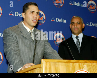 Carlos Beltran, Links mit allgemeinen New York Mets" Manager Omar Minaya während einer Presse conferance wo Beltran, wie das neue Team Mittelfeldspieler auf das Shea Stadium am 11. Januar angekündigt wird, 2005 in New York City. Beltran, 27, ein ehemaliger Asto-player, erhält eine sieben Jahre, $ 119 Millionen Dollar Vertrag, so dass es die meisten lukrativen Deal, der jemals von der Mets angeboten. (UPI Foto/Monika Graff) Stockfoto