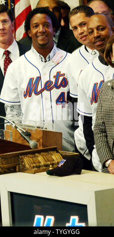 Pedro Martinez, Carlos Beltran und Mets Manager Willie Randolph (von links nach rechts) Mitglieder der New York Mets Baseball Team an der New York Stock Exchange Podium auf 1/25/05 Pose vor dem Klingeln der Glocke für den Start der NYSE Trading. (UPI Foto/Ezio Petersen) Stockfoto