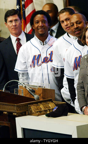 John Thain, CEO der New York Stock Exchange auf dem Podium für die 1/25/05 feierlichen Glockenläuten für den Start der NYSE trading trat durch die New York Mets Spieler Pedro Martinez, Carlos Beltran und Mets Manager Willie Randolph (von links nach rechts) (UPI Foto/Ezio Petersen) Stockfoto