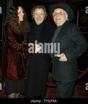 Harvey Keitel (links) und Frau und Jake LaMotta kommen für eine spezielle 25-Jähriges Jubiläum Premiere von "Raging Bull" das Debüt von des Films Collector's Edition DVD im Ziegfeld Theater in New York am 27. Januar 2005 zu feiern. (UPI Foto/Laura Cavanaugh) Stockfoto