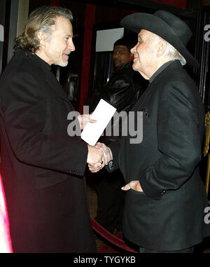 Harvey Keitel (links) und Jake LaMotta kommen für eine spezielle 25-Jähriges Jubiläum Premiere von "Raging Bull" das Debüt von des Films Collector's Edition DVD im Ziegfeld Theater in New York am 27. Januar 2005 zu feiern. (UPI Foto/Laura Cavanaugh) Stockfoto