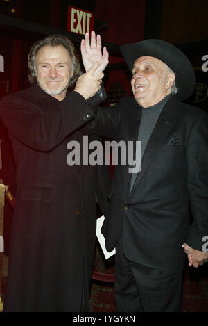 Harvey Keitel (links) und Jake LaMotta kommen für eine spezielle 25-Jähriges Jubiläum Premiere von "Raging Bull" das Debüt von des Films Collector's Edition DVD im Ziegfeld Theater in New York am 27. Januar 2005 zu feiern. (UPI Foto/Laura Cavanaugh) Stockfoto