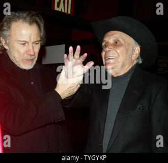 Harvey Keitel (links) und Jake LaMotta kommen für eine spezielle 25-Jähriges Jubiläum Premiere von "Raging Bull" das Debüt von des Films Collector's Edition DVD im Ziegfeld Theater in New York am 27. Januar 2005 zu feiern. (UPI Foto/Laura Cavanaugh) Stockfoto