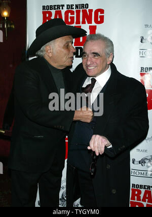 Jake LaMotta (links) und Martin Scorsese kommen für eine spezielle 25-Jähriges Jubiläum Premiere von "Raging Bull" das Debüt von des Films Collector's Edition DVD im Ziegfeld Theater in New York am 27. Januar 2005 zu feiern. (UPI Foto/Laura Cavanaugh) Stockfoto