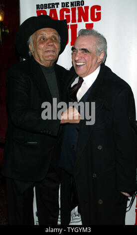 Jake LaMotta (links) und Martin Scorsese kommen für eine spezielle 25-Jähriges Jubiläum Premiere von "Raging Bull" das Debüt von des Films Collector's Edition DVD im Ziegfeld Theater in New York am 27. Januar 2005 zu feiern. (UPI Foto/Laura Cavanaugh) Stockfoto